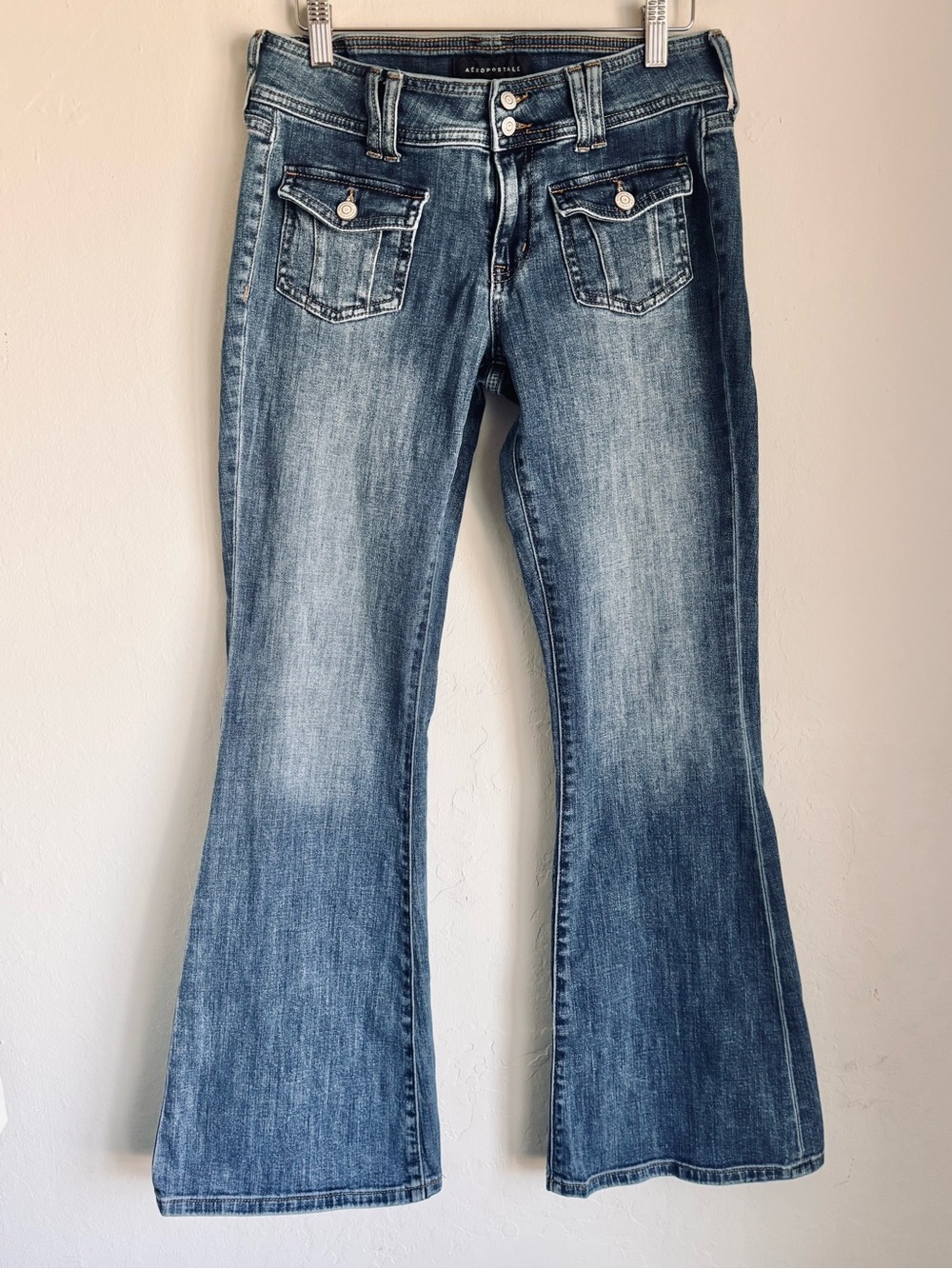 Aeropostale Women's Low-rise Flare Jeans, Medium Blue Wash, 6R